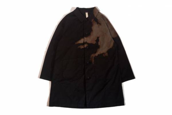 シンヤコヅカ“ペンのインク漏れ”着想のコート＆スウェットシャツ、阪急メンズ東京で