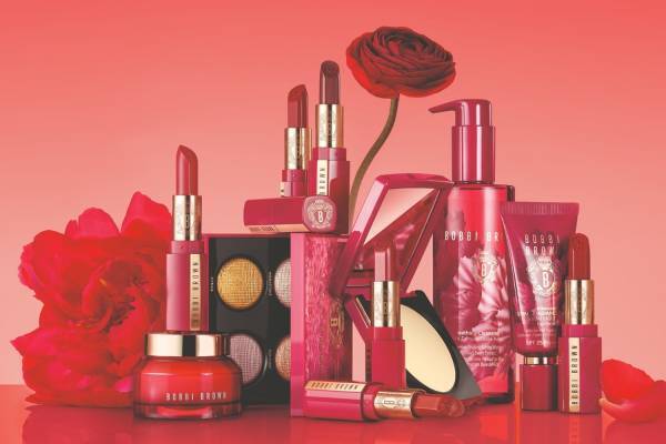 ボビイ ブラウン23年春コスメが限定“ピオニーレッド”デザインに、人気リップ&復刻色入りアイパレ