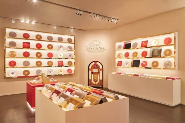 「カルティエ座」音楽で“愛”を伝えるクリスマス限定イベントが東京＆大阪で、8m越えのツリーも