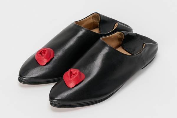 エンダースキーマの新作シューズ、“花咲く”2WAYパンプスや“カマボコソール”の厚底レザーサンダル