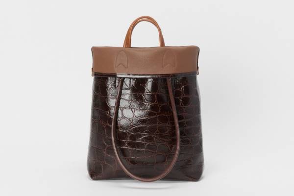 エンダースキーマ新作、“シームレス”仕様のレザー財布やエンボス加工×シボ革の2WAYレザーバッグ