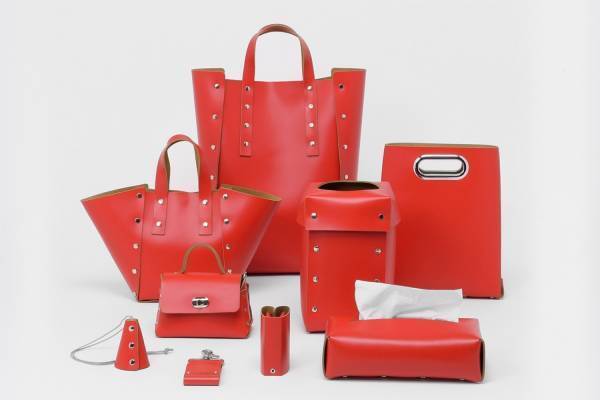 エンダースキーマ「アッセンブル」“鮮やかレッド”のガラスレザーバッグなど、クリスマス限定で