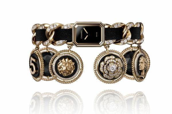 シャネル「プルミエール」着想の新作ジュエリーウォッチ、カメリア＆ライオンのチャーム付き腕時計