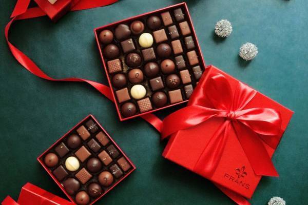シアトル発「フランズ チョコレート」クリスマス限定ボックス、“濃厚キャラメル”香るトリュフなど