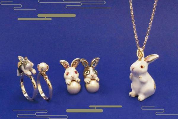 アナ スイの23年干支「うさぎ」アクセサリー、満月風ゴールドパール付きネックレス&ピアス