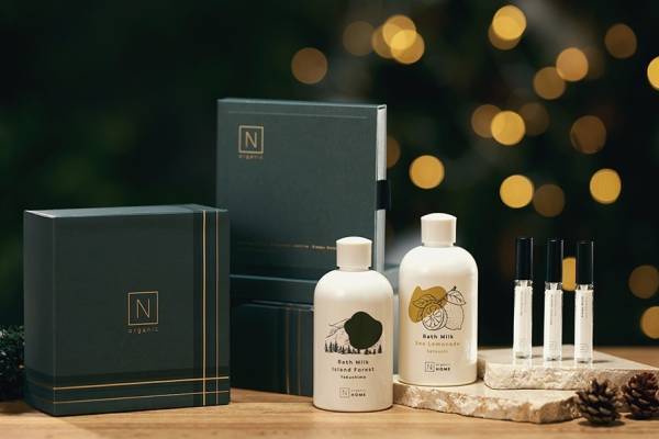 エヌオーガニック22年クリスマスコフレ、"甘いレモネードの香り"バスミルク&ミニ香水セットなど