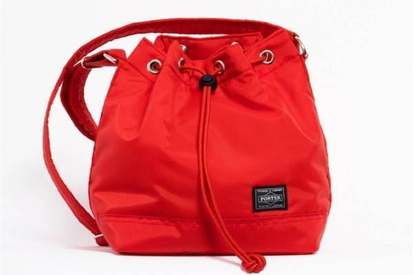 コム デ ギャルソンのクリスマス、川久保玲デザインの「ポーター」バッグが路面店に