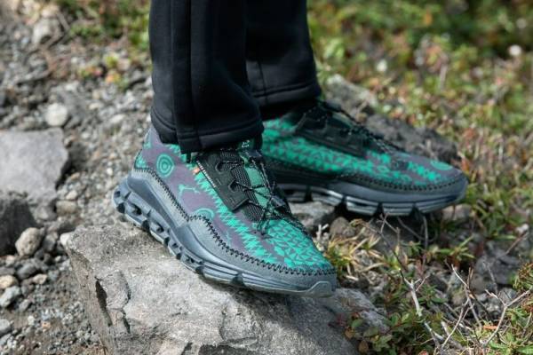 オン×サウス2 ウエスト8のコラボスニーカー、左右非対称グラフィック入りアッパー