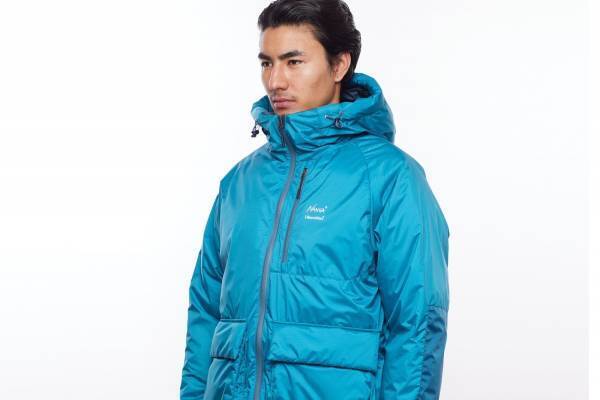 ナンガ×リベレイダースのコラボダウンジャケット、マグネット付きフラップポケット搭載