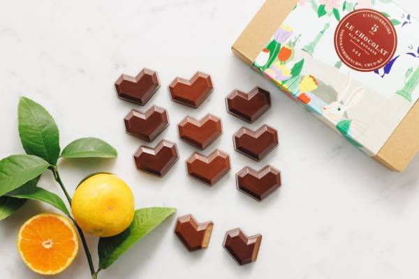 ル・ショコラ・アラン・デュカス23年バレンタイン、ミカン香る“ハート型ショコラ”を限定パッケージで