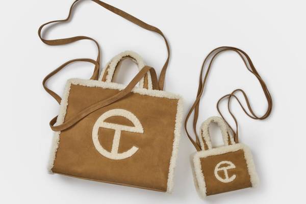 UGG×テルファーのコラボバッグ再販、シープスキン&スエードの“ロゴ入り”バッグ
