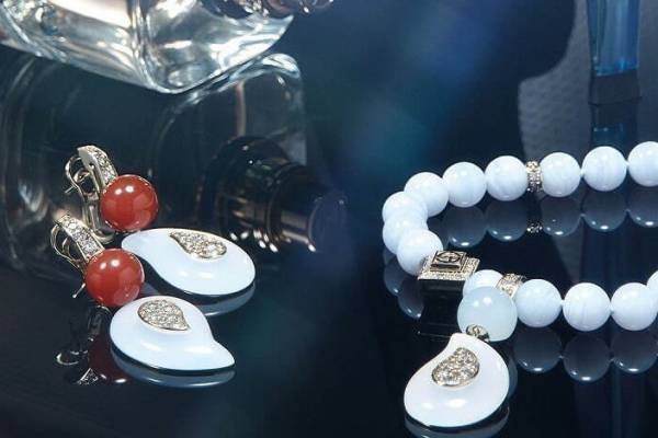 ジョルジオ アルマーニ22年クリスマスギフト、“ラインストーン”のクラッチバッグ＆メタルロゴ財布