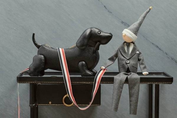 トム ブラウンのクリスマス、犬の“ヘクター”形バッグ＆スキーモチーフのニット