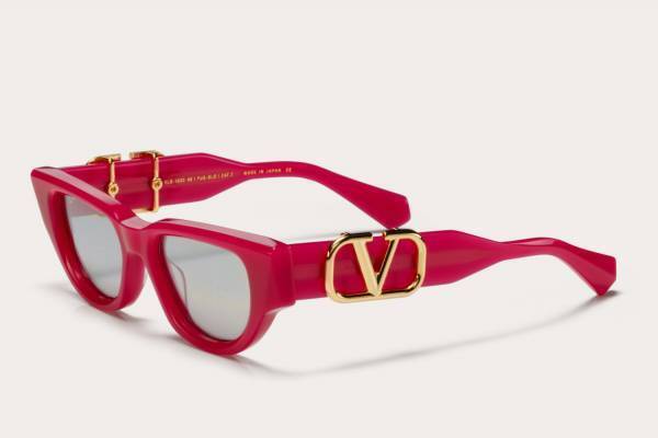 ヴァレンティノ新作アイウェア、フーシャピンクの“Vロゴ”サングラス&ロックスタッズ付きも