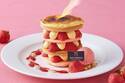 ザ ストリングス表参道、完熟苺を味わうパンケーキ×ミルフィーユのハイブリッドスイーツ