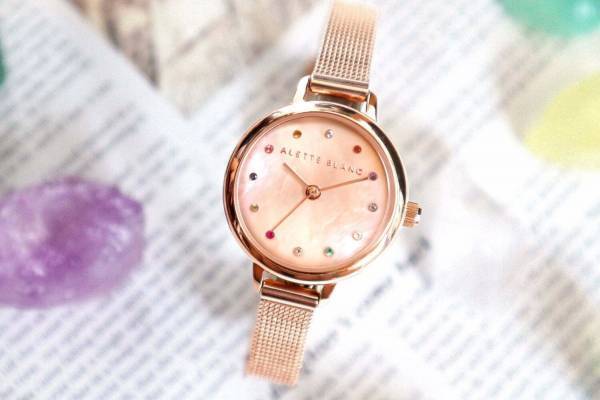 アレットブラン“天然の誕生石”が並ぶ限定腕時計、小ぶりなシャンパンゴールドダイヤル