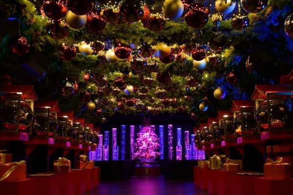 金魚アート「アートアクアリウム美術館 GINZA」のクリスマスイルミネーション、金魚×光の競演
