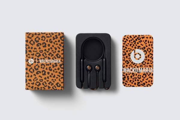 Beats × ワコマリアのネックバンド式イヤホン、レオパード柄「Beats フレックス」
