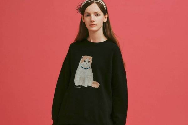 ファーファー“猫”の「マシュマロ」シリーズ新作ウェア、“ホラー映画調ロゴ”ニット＆バッグ