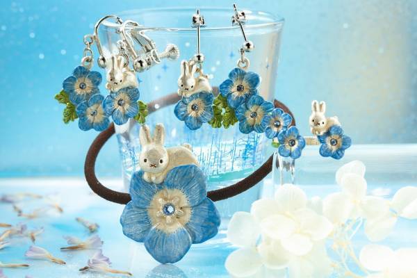 “青いネモフィラ×ミッフィー”の手作りピアス＆リングなど、フラワーミッフィーで発売