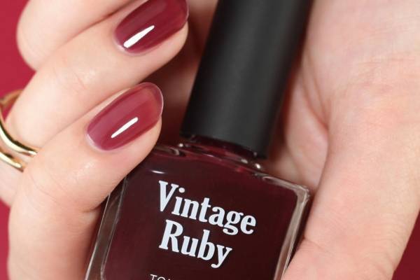 トーンドロップ22年冬ネイル、“プーアル茶”風ディープブラウン＆ヴィンテージライクなルビーレッド