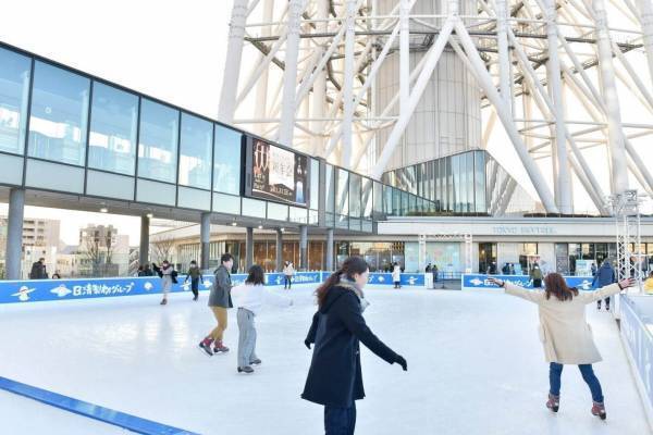 東京スカイツリーを”眺めながら楽しむ”アイススケートリンク、夜には幻想的なライトアップ
