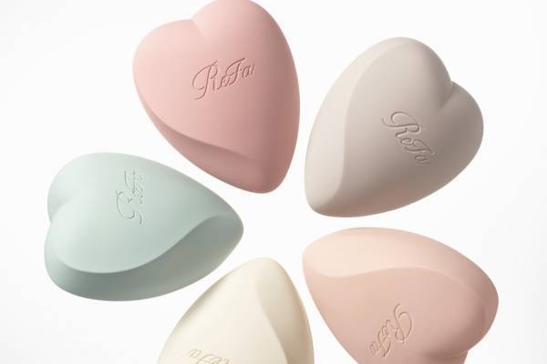 リファ新作ハート型スカルプブラシ、コリをほぐして“すっきり頭皮に”＆淡いマットカラー全5色