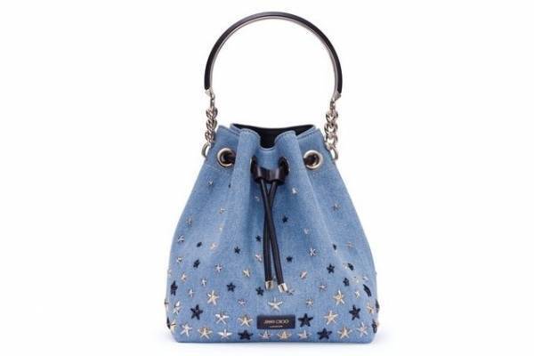 ジミー チュウ“スーパーヒロイン”がテーマの新作バッグ、スタースタッズ×デニムのバケットバッグなど