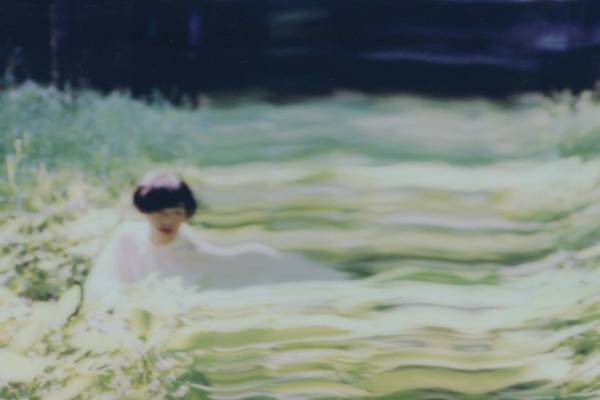 君島大空の最新アルバム『映帶する煙』新曲「世界はここで回るよ」や人気曲を収録