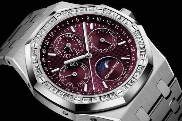 オーデマ ピゲ腕時計「ロイヤル オーク パーペチュアルカレンダー」鮮やかパープルダイヤルの新作