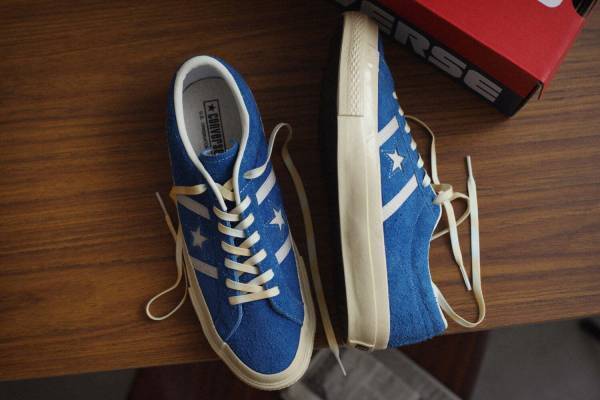 コンバース「スター&バーズ」新作、“ヴィンテージ風”加工を施したスエードスニーカー