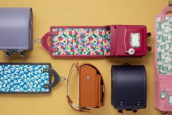 土屋鞄製造所×ミナ ペルホネンのコラボランドセル第2弾、“白鳥の群れ”や“宝箱”を表現