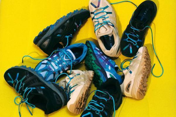 A.P.C.とアシックスのコラボロゴ入りスニーカー、ブルーのタイダイ柄シューレース