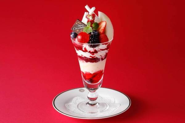 資生堂パーラーのクリスマス限定“ベリー尽くし”パフェ、濃厚＆甘酸っぱい特製ソースやバニラで