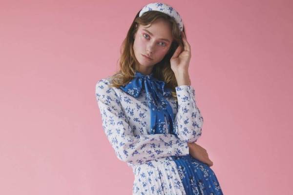 ファーファー”花柄”メインの新作ウェア、2種の花のプリーツスカート&ボウタイブラウス