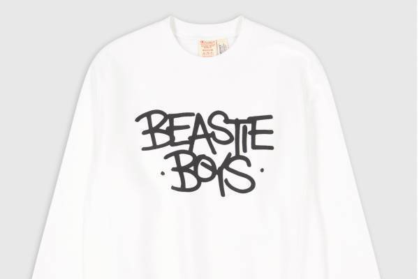 チャンピオン×ビースティ・ボーイズのスウェット、“手書き風ロゴ”やジャケット写真を配して