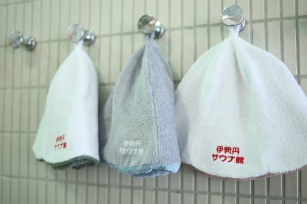 “ととのう”サウナグッズが伊勢丹新宿店に、レトロキーホルダーや刺繍入りサウナハットなど約60ブランド