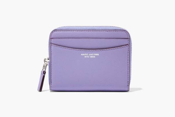 マーク ジェイコブス新作財布、”上品ライラック”のジップウォレットや「J マーク」輝く財布