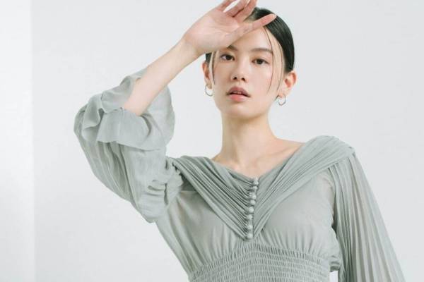 スナイデル23年春“1枚で着飾れる”チュールのプリーツドレス＆パステルカラーのニットワンピ