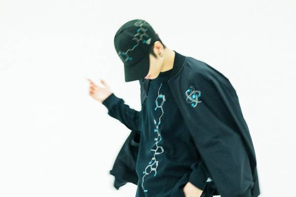 ニューエラ×ザ・ランペイジ、グループイニシャル入り幾何学模様のキャップやウェア