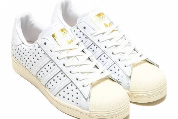 アディダス オリジナルス×アトモスのスニーカー「スーパースター」、“星”パンチングアッパー