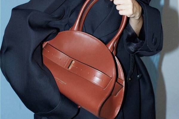 ハルノブムラタのレザーバッグ「ピアーダ」にミディアム＆スモールサイズ、伊料理に着想した一枚革フォルム