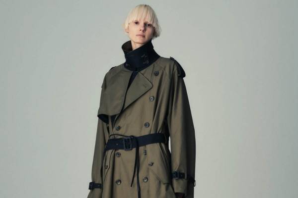 シュタイン、“黒のコントラスト”を効かせたトレンチコート＆レザーで切り替えたデニムパンツ