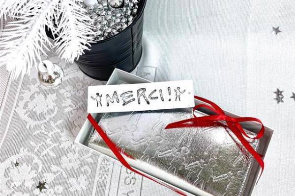 ミントデザインズの“シルバー”長財布やロゴ刺繍入りトートバッグ、クリスマスギフトにも
