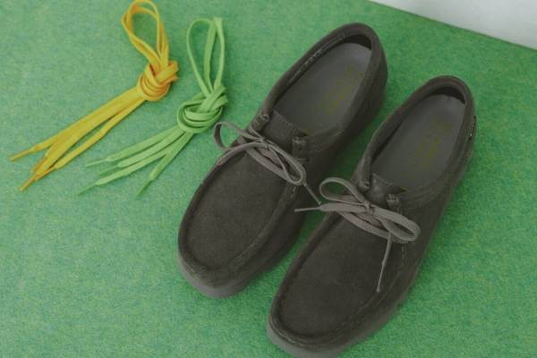 クラークス オリジナルズ×ビームス ボーイ「ワラビー GTX」イエロー&グリーンの靴紐付き