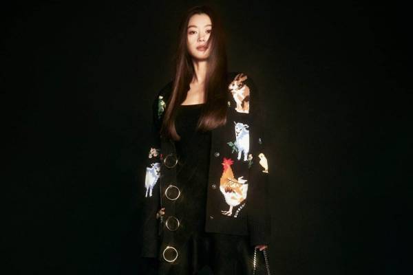 バーバリー新作、“農場の動物”編み込んだニットカーディガン＆“ヴィンテージチェック”バッグ