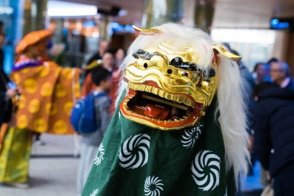 新年を祝うイベント「東京ミッドタウンのお正月2023」振る舞い酒&獅子舞、スケートリンクも