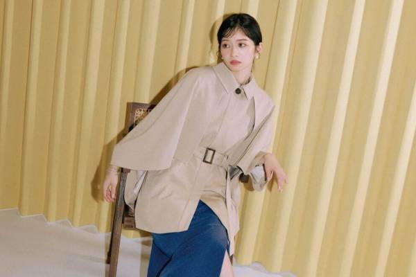 リリー ブラウン23年春の新作、トレンチ風ケープコートや“フローラル”プリントのワンピース