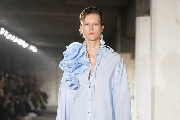 ドリス ヴァン ノッテン新作ウィメンズウェア、“立体感”フリルシャツやフラワー柄スカート