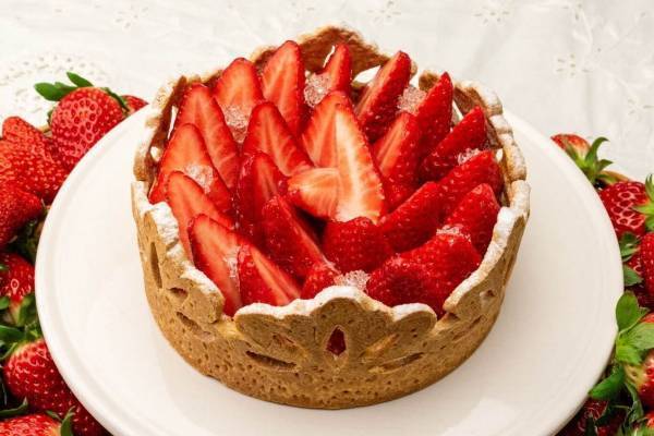 キル フェ ボン“ティアラ型”イチゴタルト、「紅ほっぺ」や「あまおう」を使用